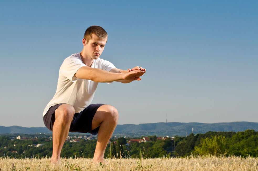 Het versterken van de mannelijke kracht wordt mogelijk gemaakt door speciale fysieke oefeningen, zoals squats. 