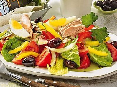 Een uitgebalanceerde salade in het dieet van een gezonde man